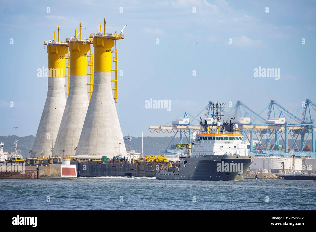 France, Seine-Maritime (76), Le Havre, the port, tugboat towing 3 gravity-based structures (GBS) towards the offshore wind farm of Fécamp Stock Photo