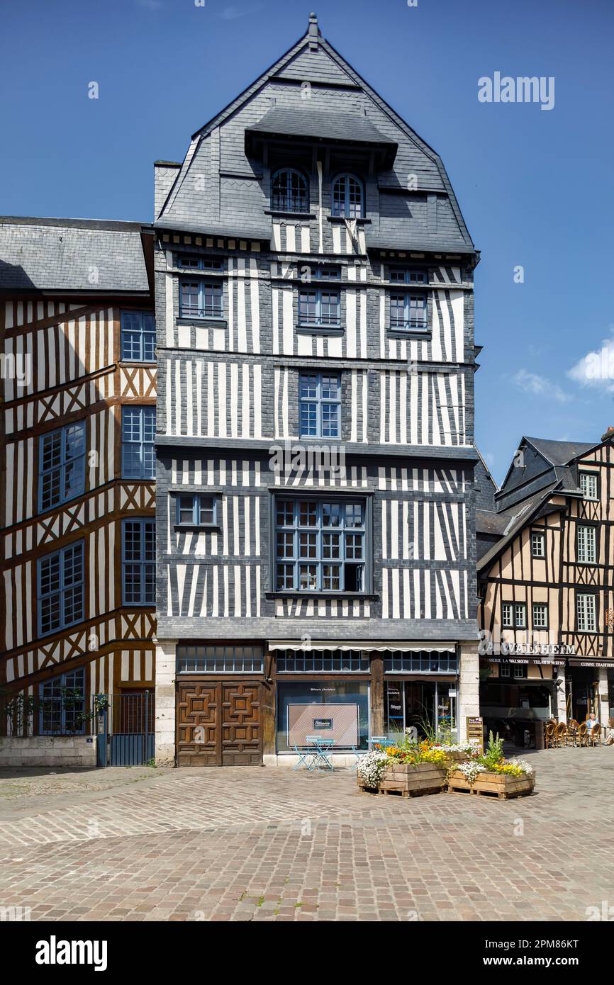 France, Seine-Maritime (76), Rouen, place Barthélémy, famous half-timbered house named La Maison qui Penche Stock Photo
