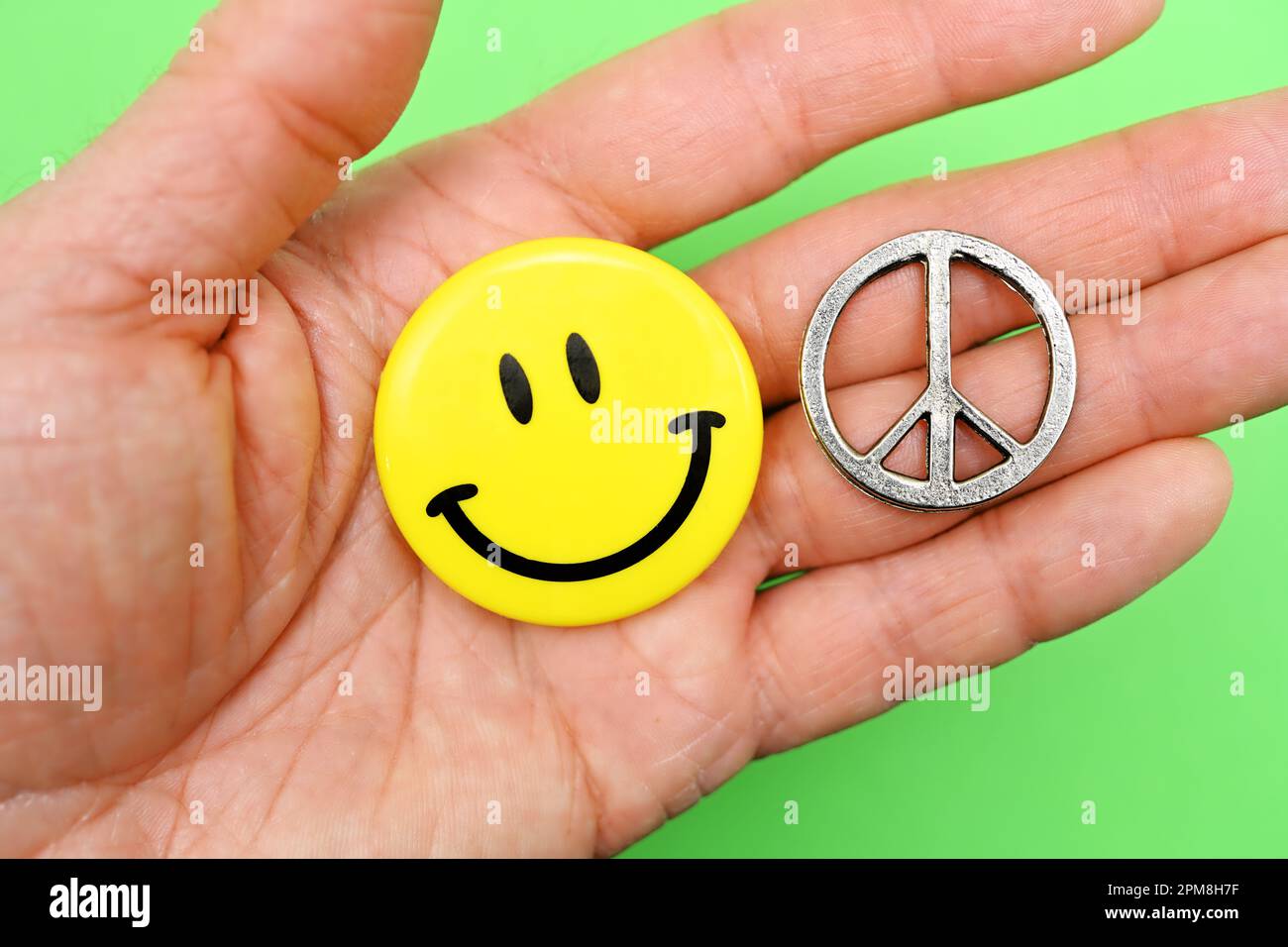 Smiley und Peace-Zeichen auf einer Handfläche, Symbolfoto Frieden Stock Photo