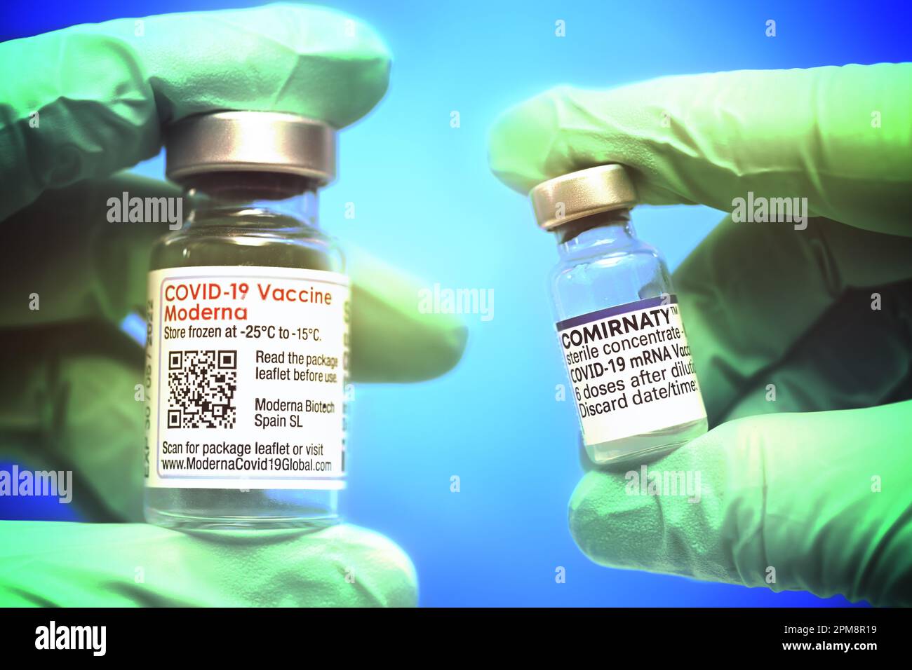 Impfstofffläschchen von Moderna und Biontech Stock Photo