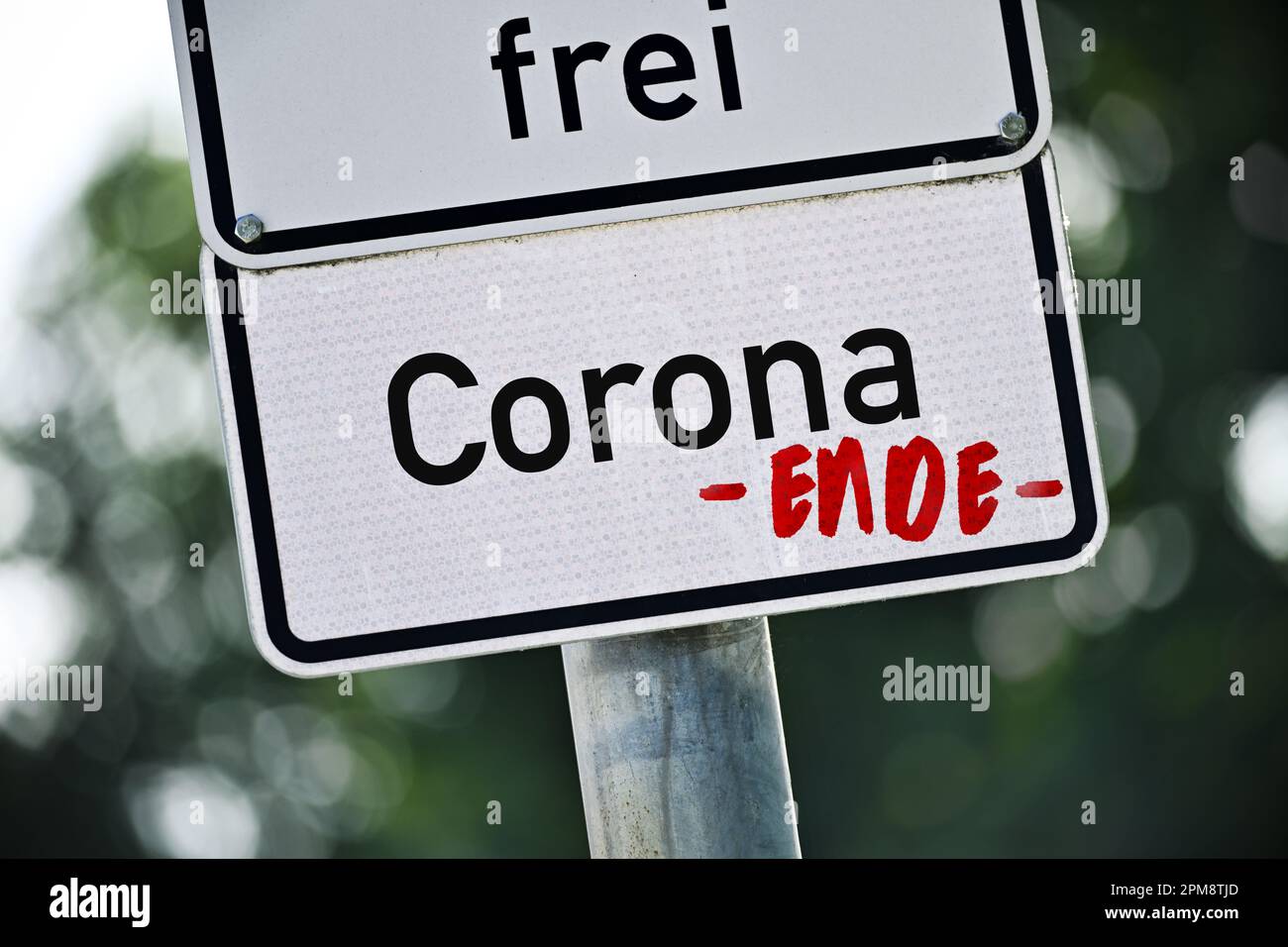 FOTOMONTAGE, Schild mit Aufschrift Corona und Ende-Schriftzug, Symbolfoto Ende der Corona-Pandemie Stock Photo