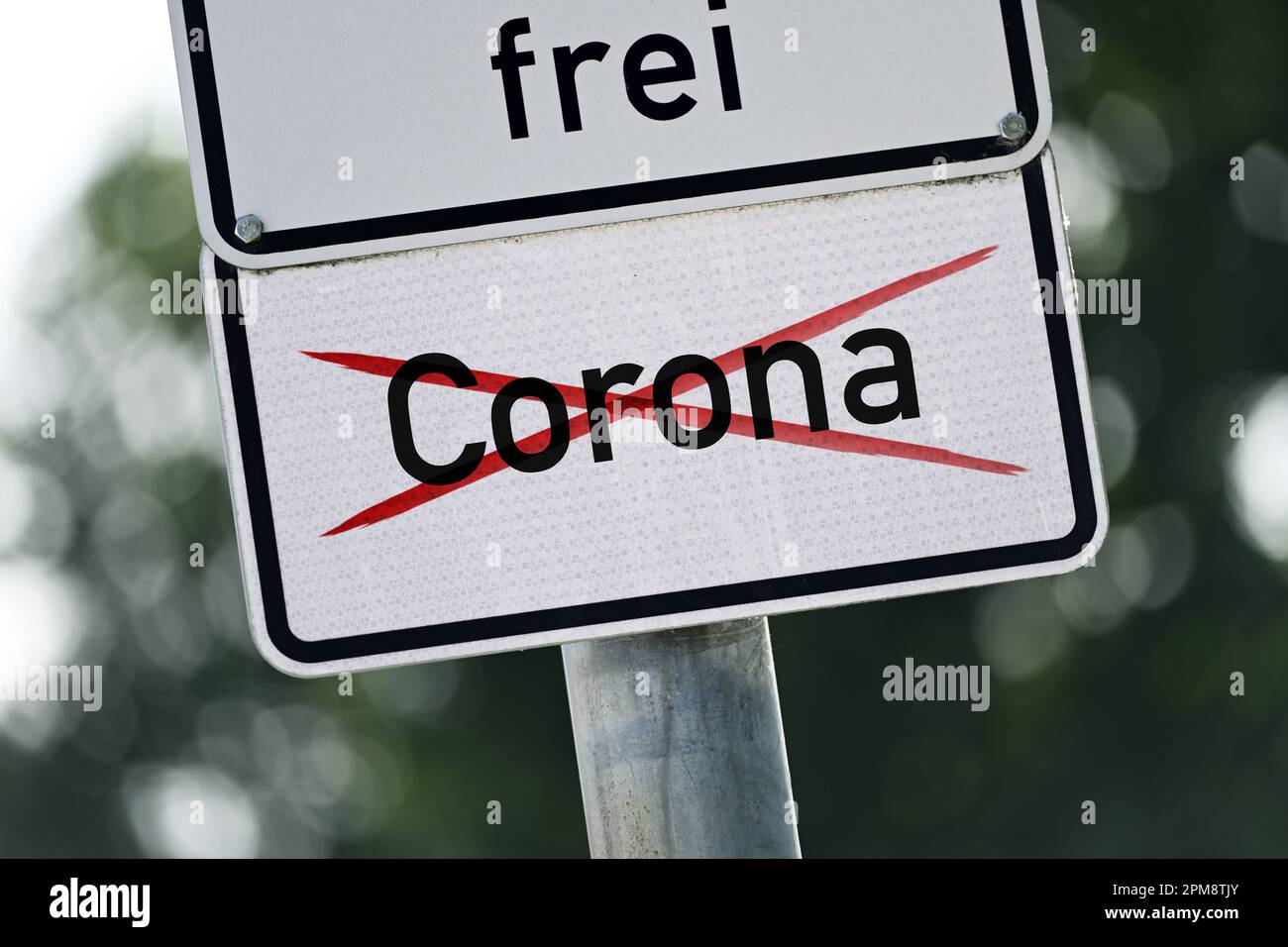 FOTOMONTAGE, Durchgestrichenes Schild mit Aufschrift Corona, Symbolfoto Ende der Corona-Pandemie Stock Photo