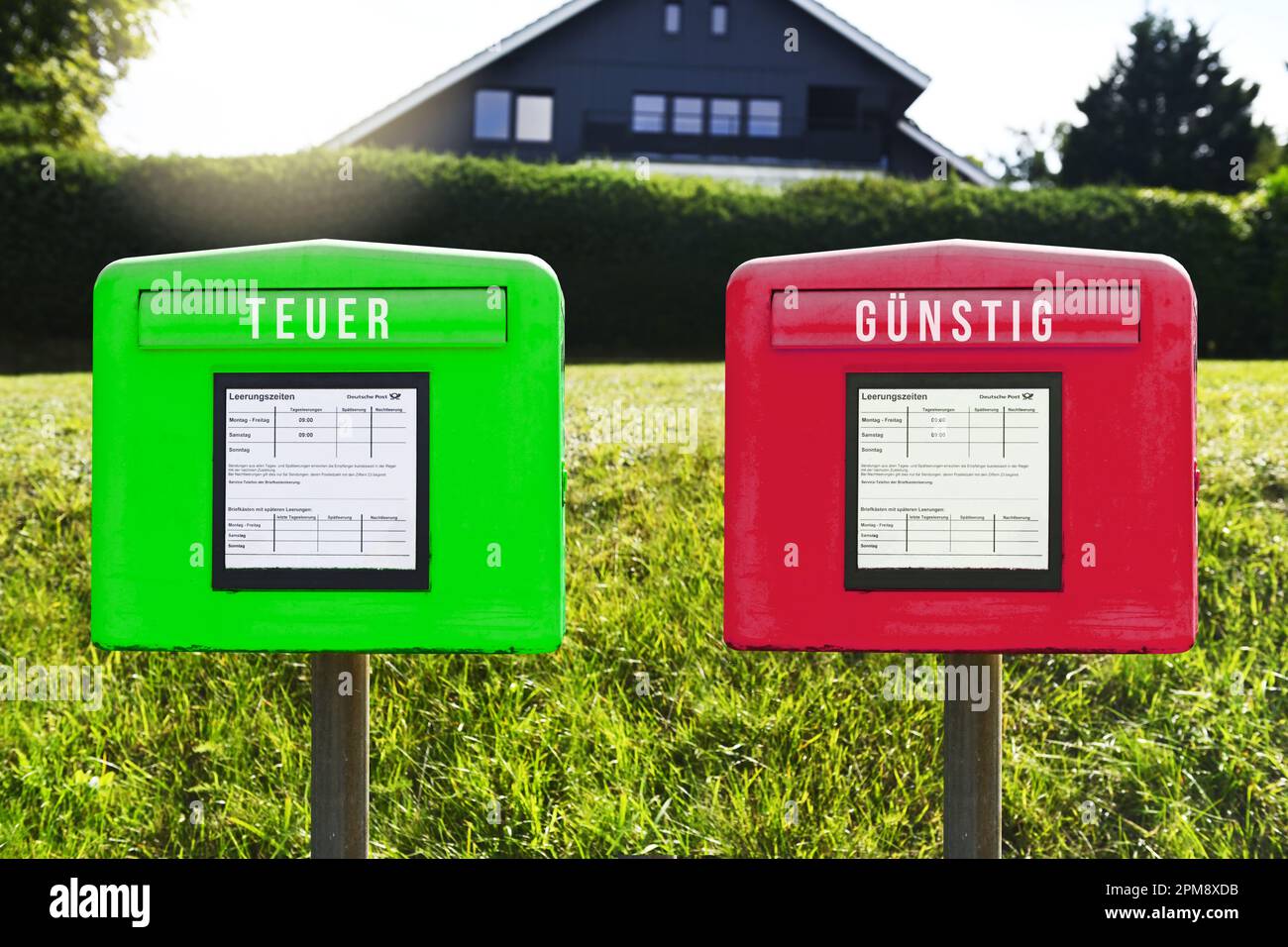 FOTOMONTAGE, Grüner und roter Briefkasten mit Aufschrift teuer und günstig, Symbolfoto für eine Zwei-Klassen-Briefzustellung Stock Photo