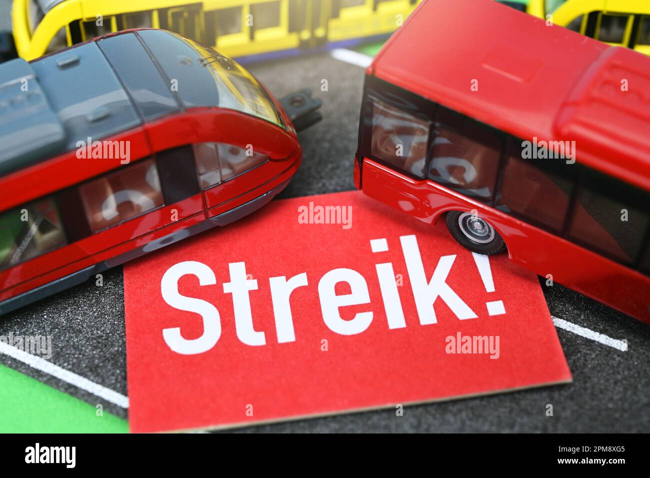 Minitaturen von Bus und Bahn mit einem Streik-Schild, Streik im ÖPNV Stock Photo