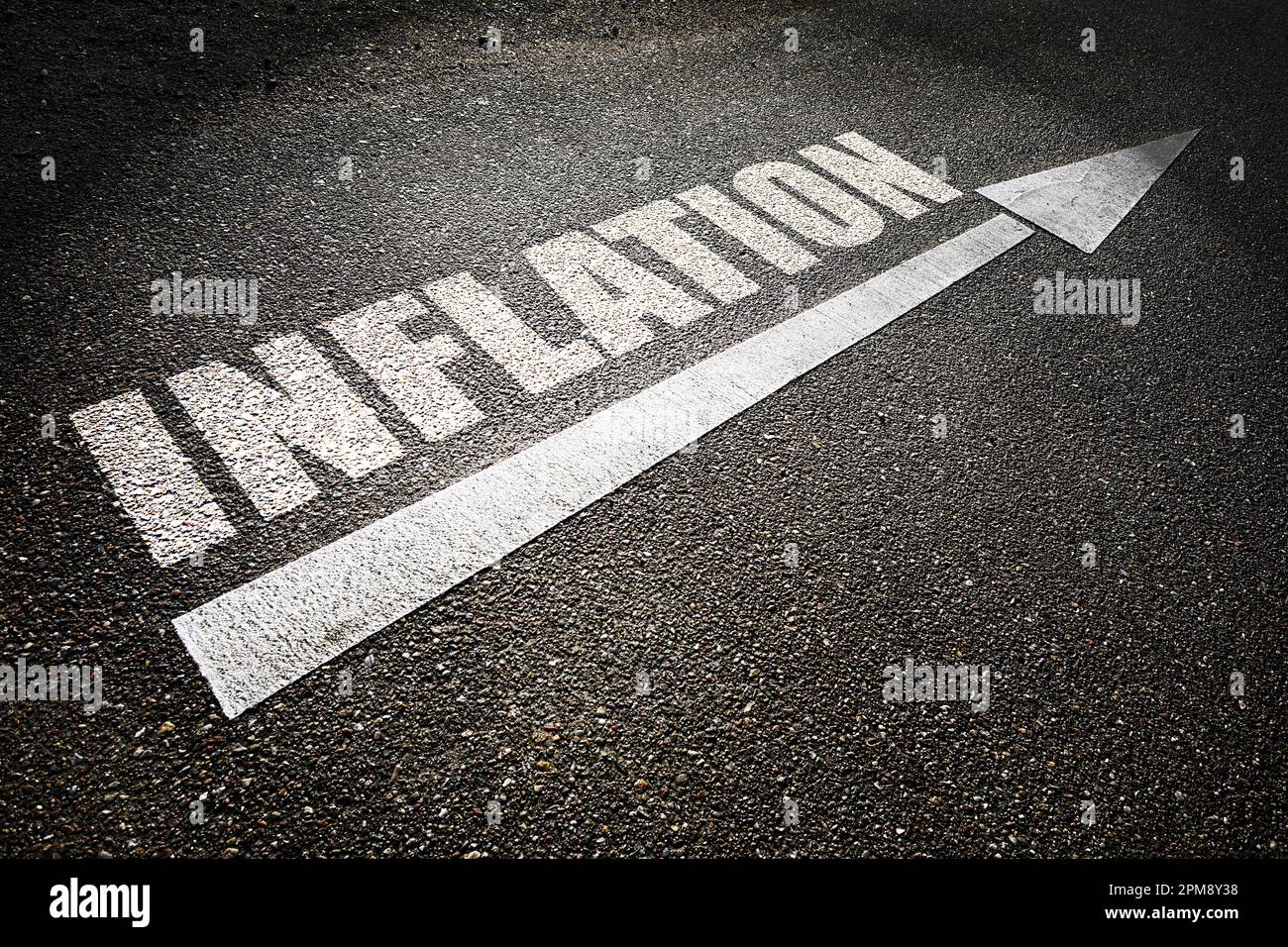 FOTOMONTAGE, Aufsteigendes Pfeilsymbol auf Straßenasphalt und Schriftzug Inflation, Symbolfoto steigende Inflation Stock Photo