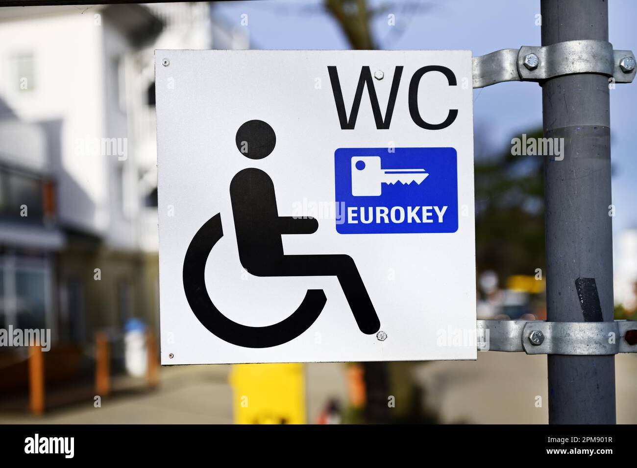 Wegweiser zu einem Behinderten-WC mit Eurokey-Zugang in Scharbeutz, Schleswig-Holstein, Deutschland Stock Photo