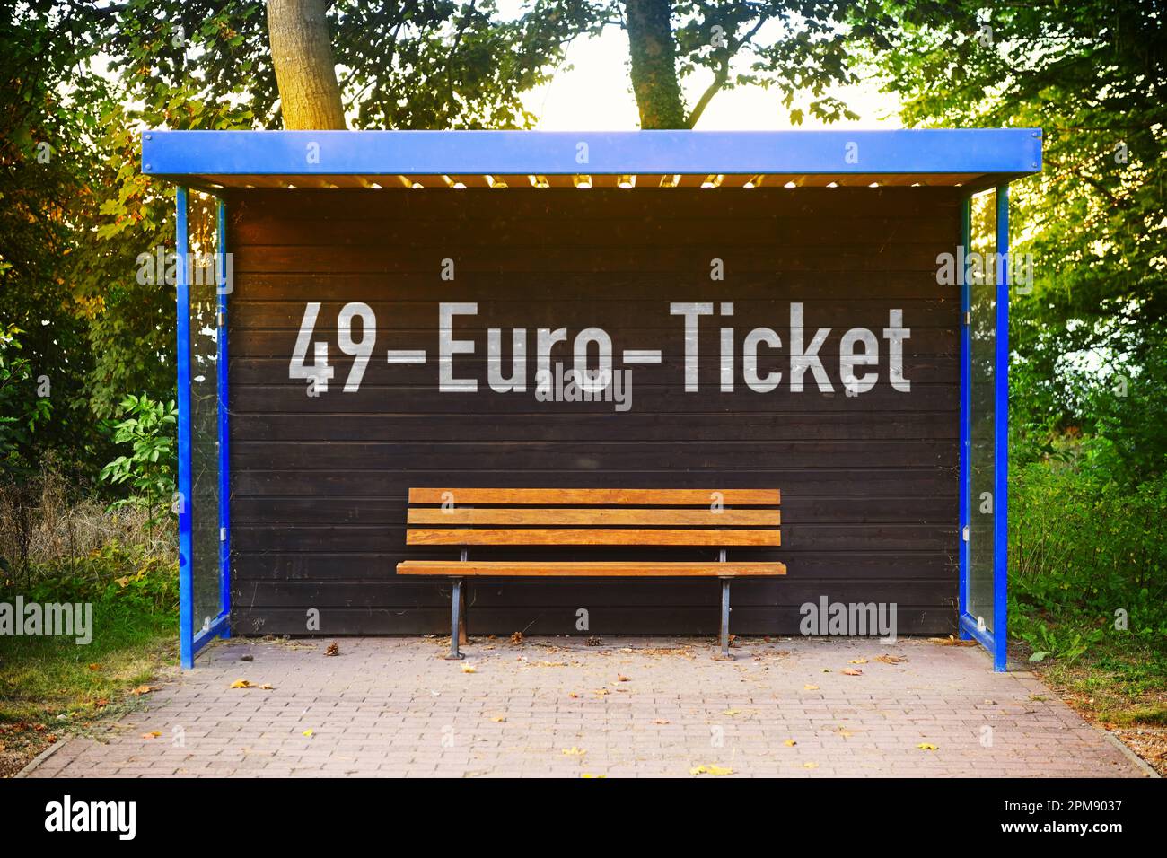 FOTOMONTAGE, Bushaltestelle mit Aufschrift 49-Euro-Ticket, 49-Euro-Ticket als möglicher Nachfolger des Neun-Euro-Tickets, Symbolfoto Stock Photo