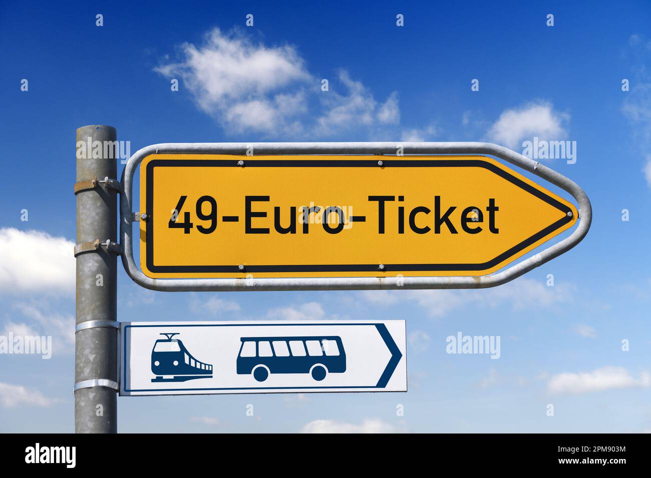 FOTOMONTAGE, Wegweiser mit Aufschrift 49-Euro-Ticket, 49-Euro-Ticket als möglicher Nachfolger des Neun-Euro-Tickets, Symbolfoto Stock Photo