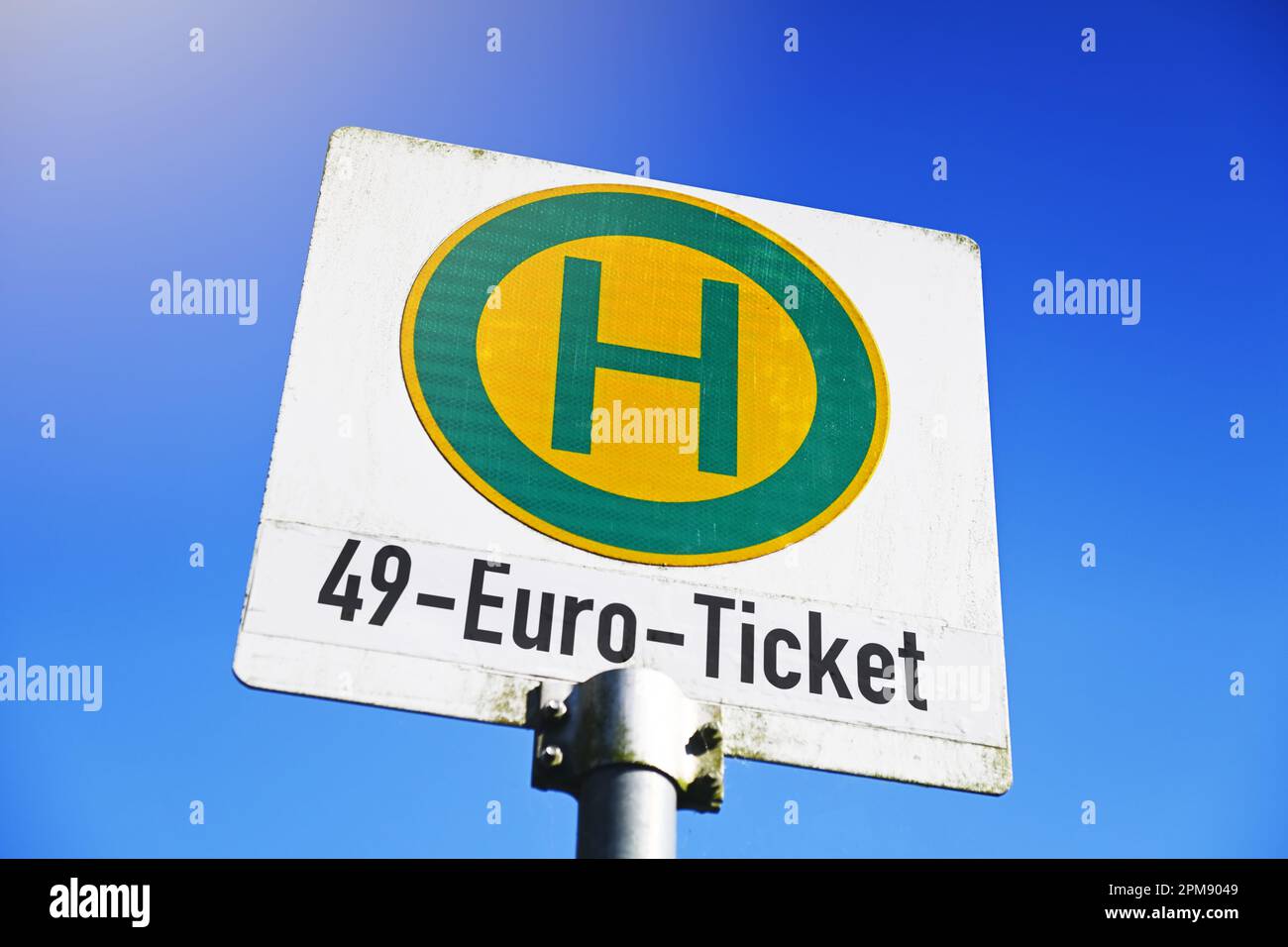 FOTOMONTAGE, Bushaltestellenschild mit Aufschrift 49-Euro-Ticket, 49-Euro-Ticket als möglicher Nachfolger des Neun-Euro-Tickets, Symbolfoto Stock Photo