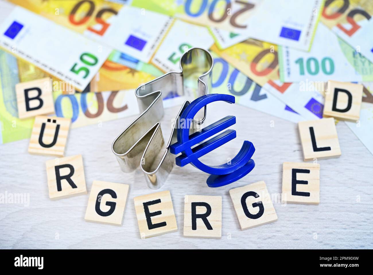 Figur mit Eurozeichen, Geldscheinen und dem Schriftzug Bürgergeld Stock Photo