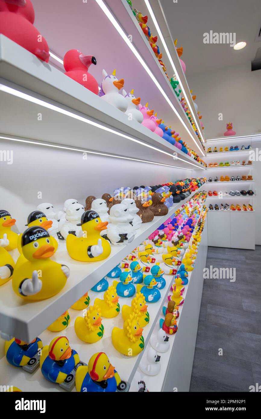 Rubber duck store hi-res stock photography and images - Alamy