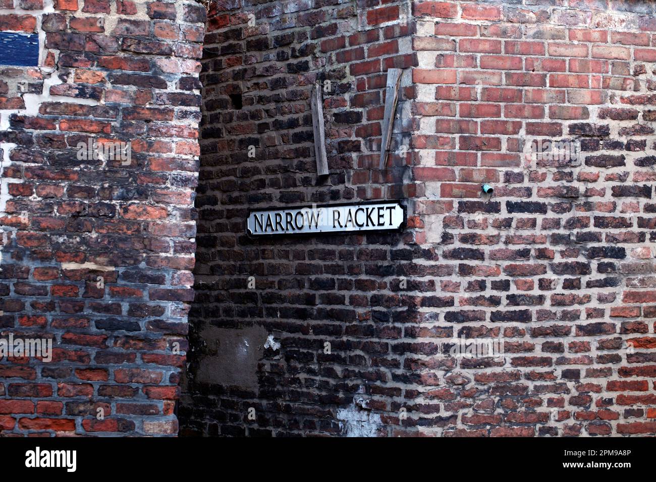 Entrance to Narrow Racket, narrow lane alley or passageway between two roads, Street sign in Beverley, East Ridings, Yorkshire.  Possibly named Narrow Stock Photo