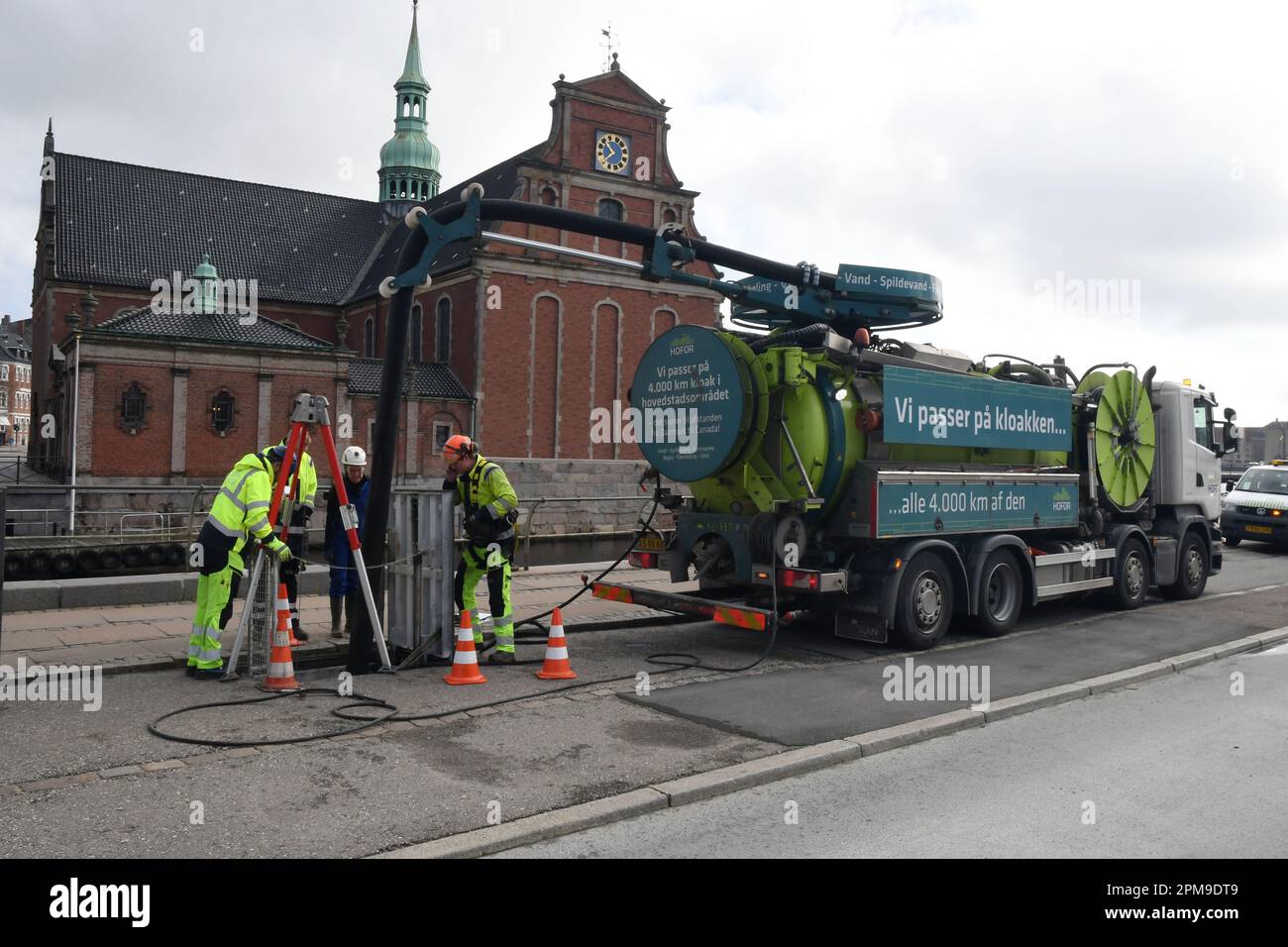 Copenhagen /Denmark/12 April 2023/ Satets worker cleaning capital drain
