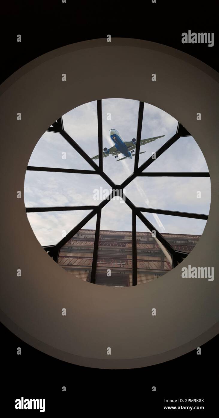 Aerial view of landing aircraft hi-res stock photography and images - Alamy