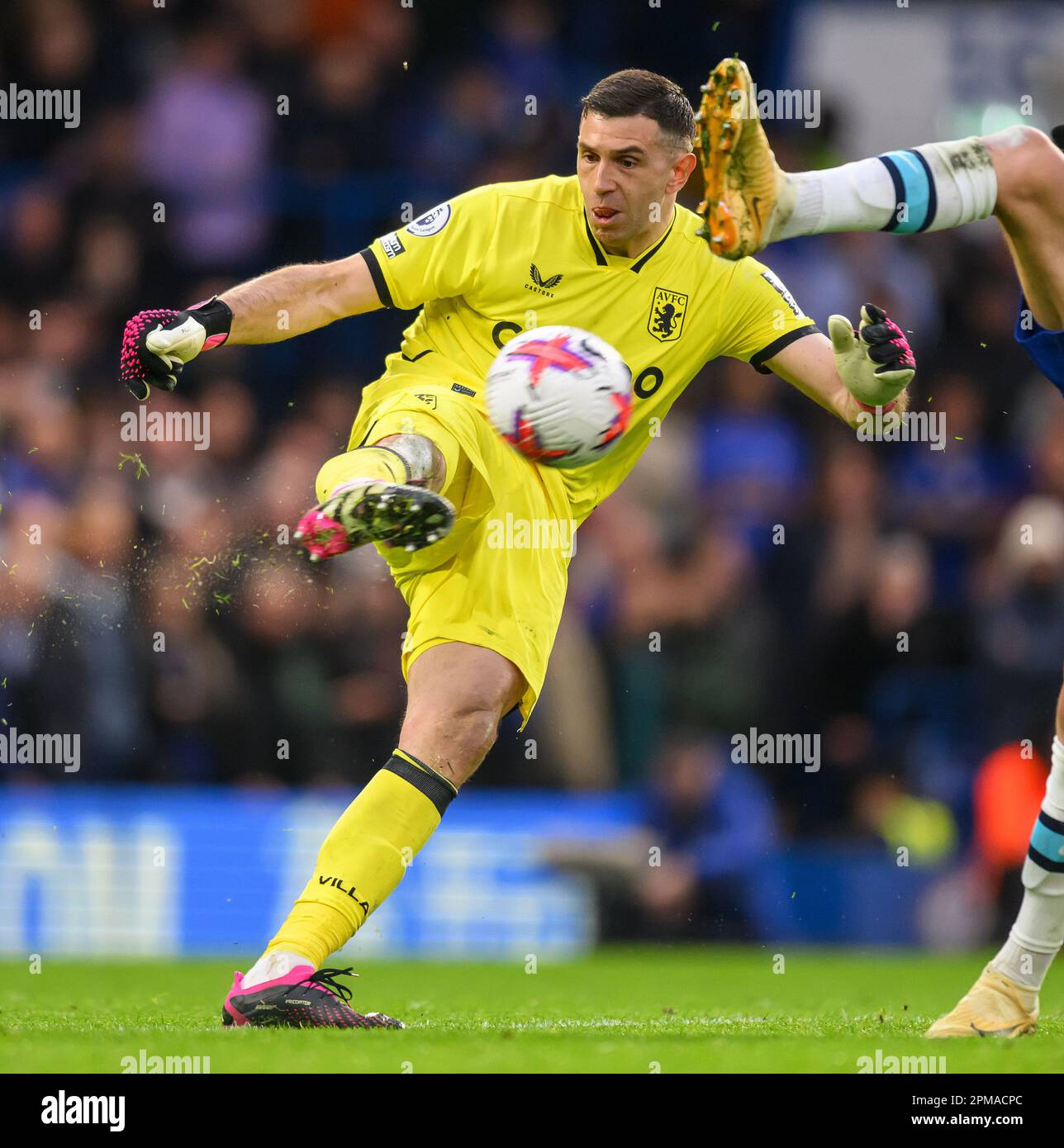 Emiliano Martinez Joins Chelsea: Transfer Fee, Details, and Impact on the Squad Emiliano Martinez Joins Chelsea: Transfer Fee, Details, and Impact on the Squad