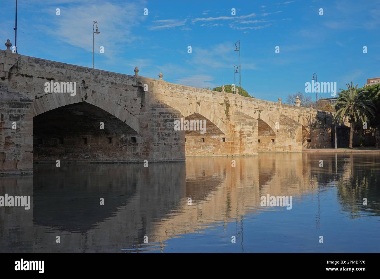 Spanien, Valencia, Park im trockengelegten Flussbett des Turia, Pont de la Trinitat // Spain, Valencia, Garden in the bed of former River Turia, Pont Stock Photo