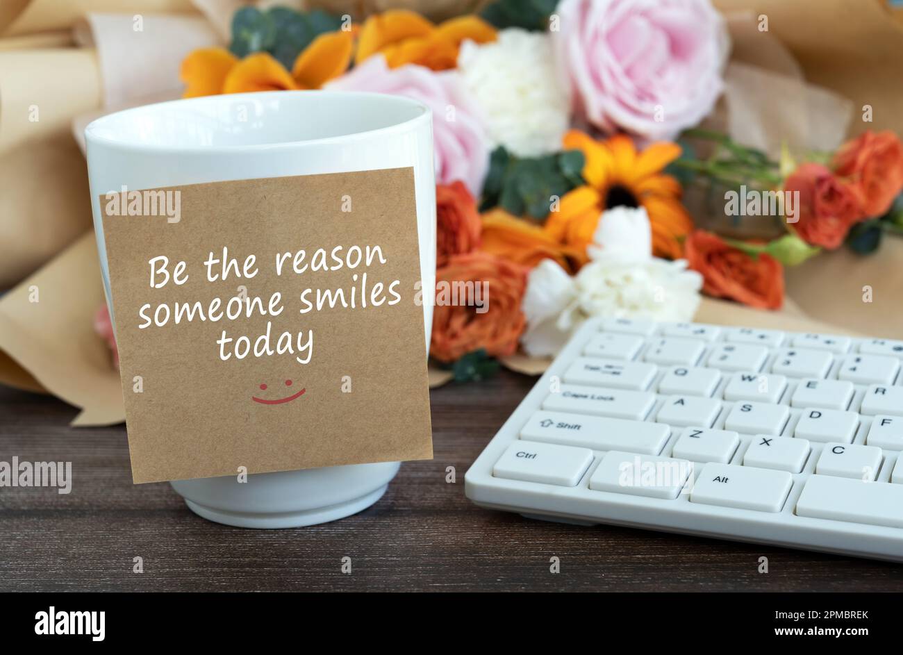 Adhesive note with inspirational quotes Be the reason someone smiles