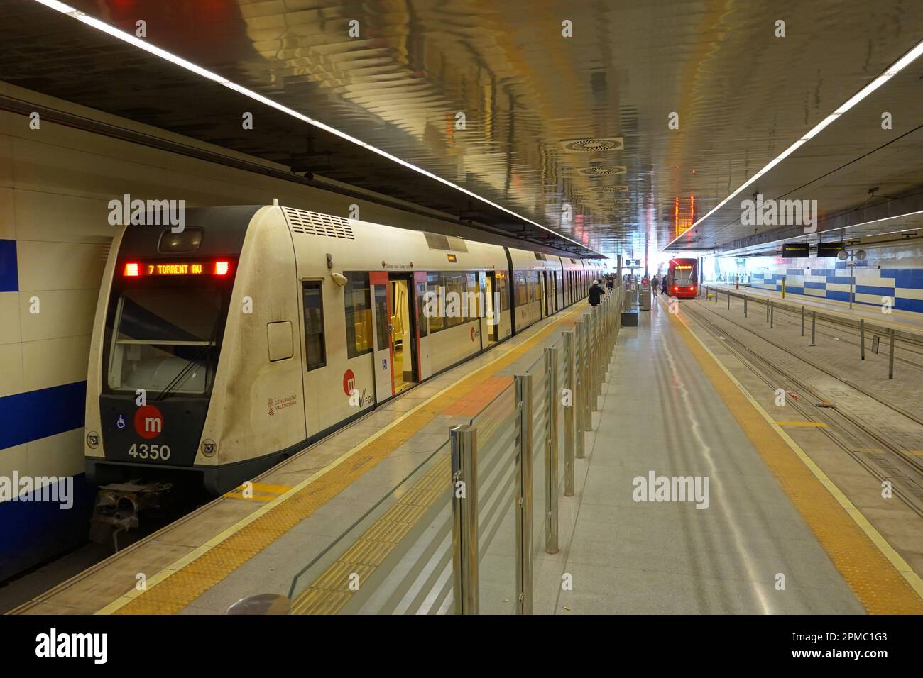 Stadtbahn u bahn pendler hi-res stock photography and images - Alamy