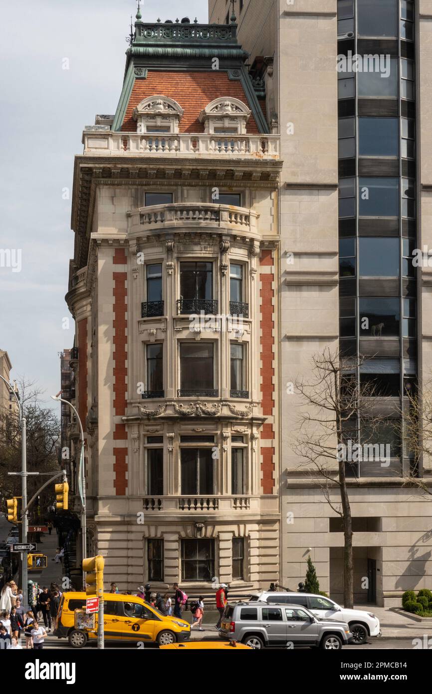 1 East 82nd Street, Corner of Fifth Avenue, NYC, 2023 Stock Photo