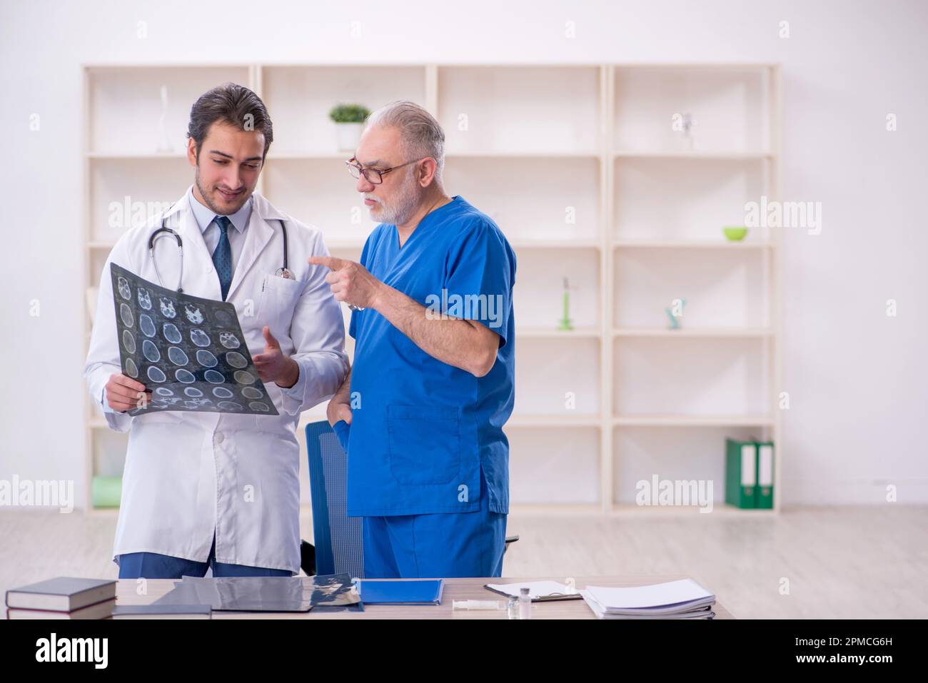 Doctors looking xray together hi-res stock photography and images - Alamy