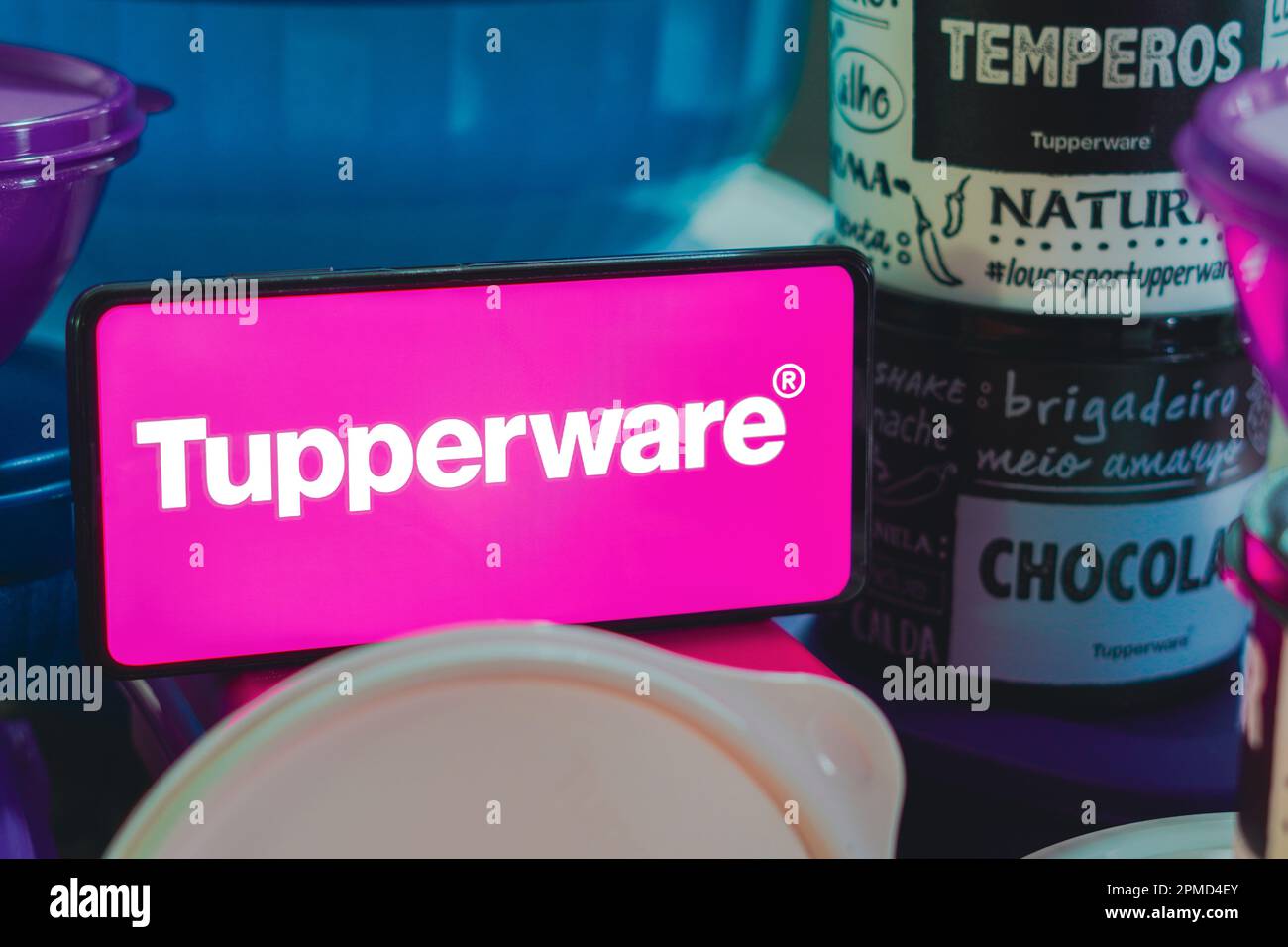 Tapa de Tupperware con logotipo. Tapa Foto de stock 2313577609