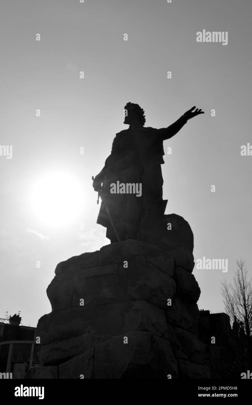 ABERDEEN, SCOTLAND 11 APRIL 2023: The statue of William Wallace, Guardian of Scotland, silhouetted against the evenming sun outside Union Terrace Gard Stock Photo