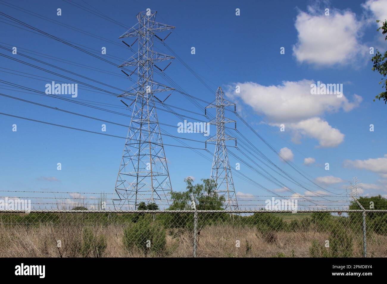 San Antonio, USA. 12th Apr, 2023. A high-voltage overhead line near the city of San Antonio, Texas, USA, on April 12, 2023. Recently the Texas state senate passed SB6. The bill will authorize taxpayer funds on customers' bills to pay for new natural gas-fired power plants to sit in reserve, just in case the grid appears to be near failure. (Photo by Carlos Kosienski/Sipa USA) Credit: Sipa USA/Alamy Live News Stock Photo