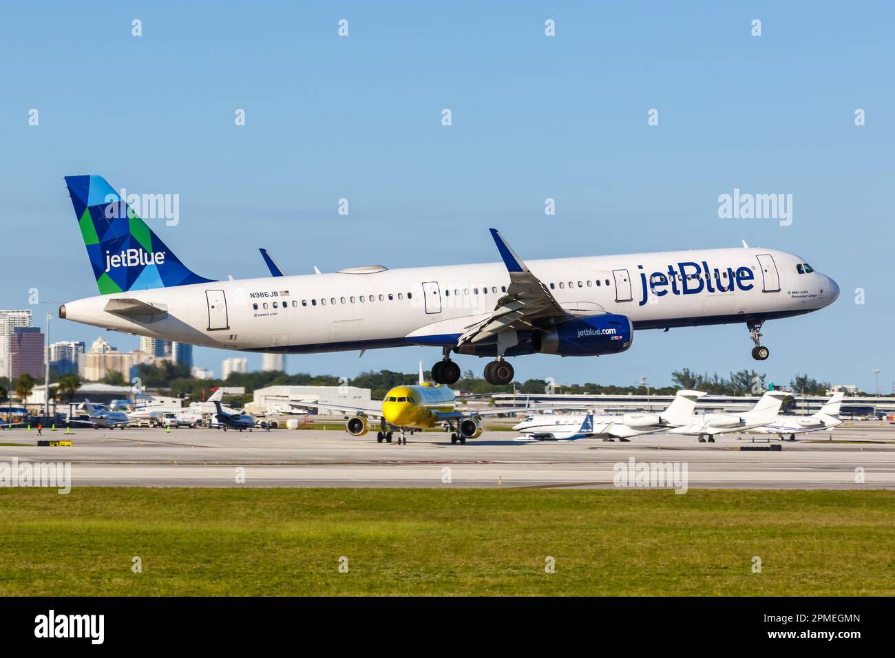 Fort Lauderdale, United States – November 14, 2022: jetBlue Airbus A321 airplane at Fort Lauderdale airport (FLL) in the United States. Stock Photo