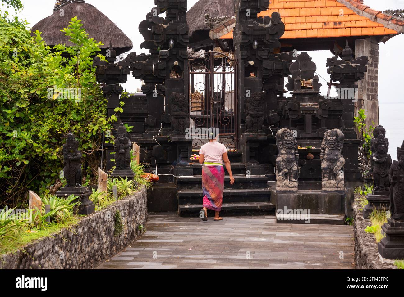 Hindu temple on island tanah hi-res stock photography and images - Alamy