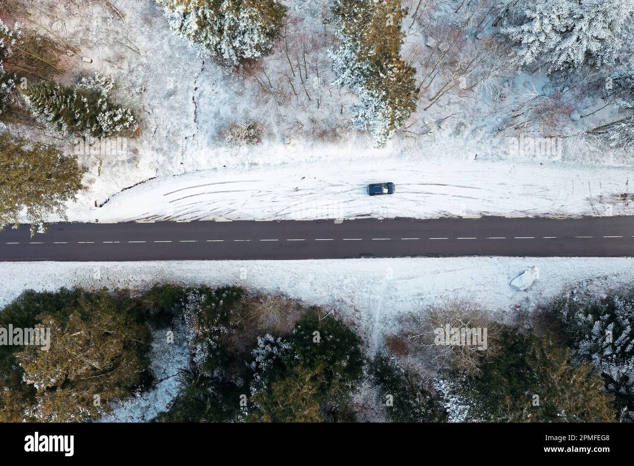 France, Vosges (88), Ballons des Vosges Regional Natural Park, Le Valtin, car parked along the Route des Crêtes under the snow (aerial view) Stock Photo
