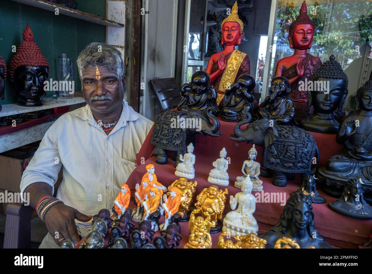 India, Tamil Nadu, Mahabalipuram, selling statues Stock Photo Alamy
