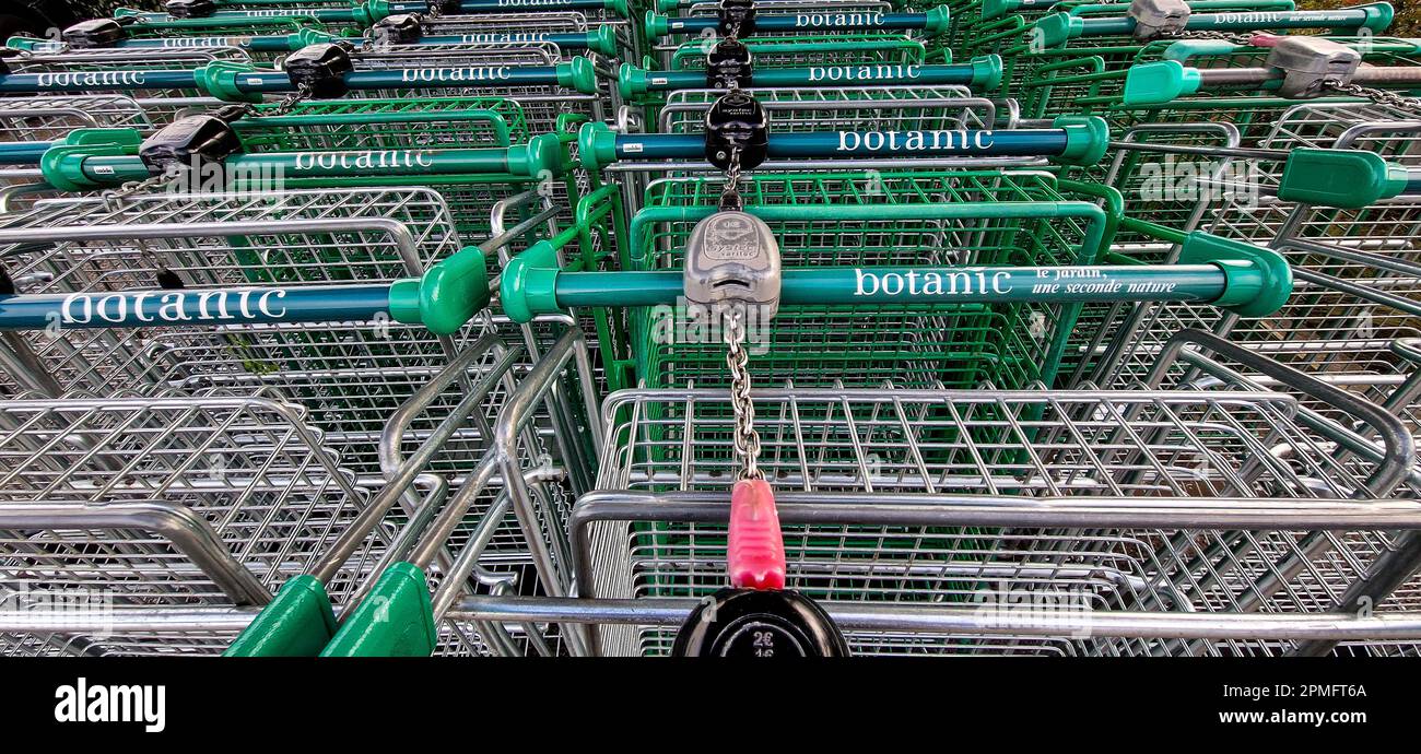 Garden trolleys hi-res stock photography and images - Alamy