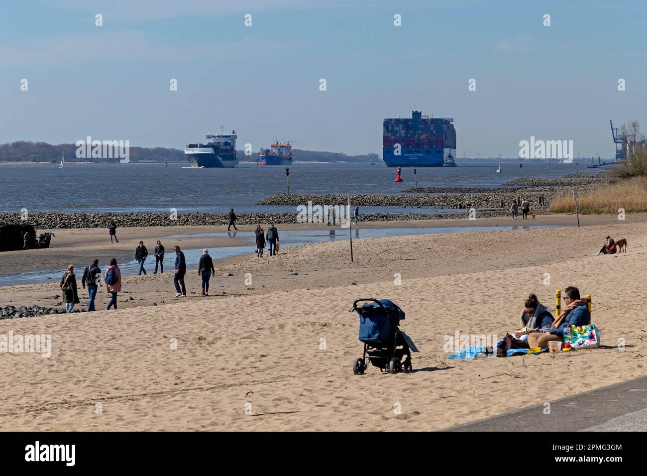 Beach life, Elbe, people, ships, container ships, Falkensteiner Ufer, Blankenese, Hamburg, Germany Stock Photo