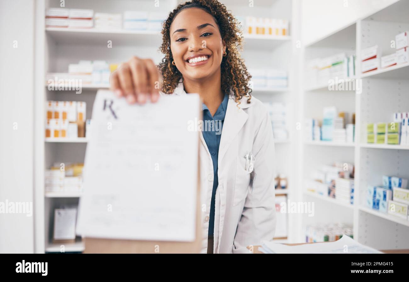 Doctor giving patient note hi-res stock photography and images - Alamy