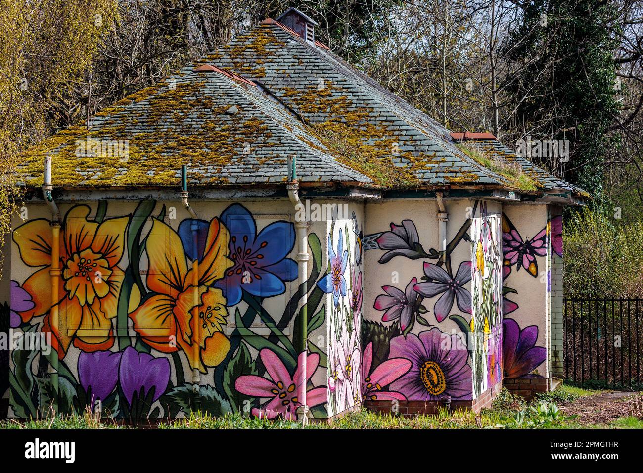 Disused toilet block in Queen's Park Stock Photo - Alamy