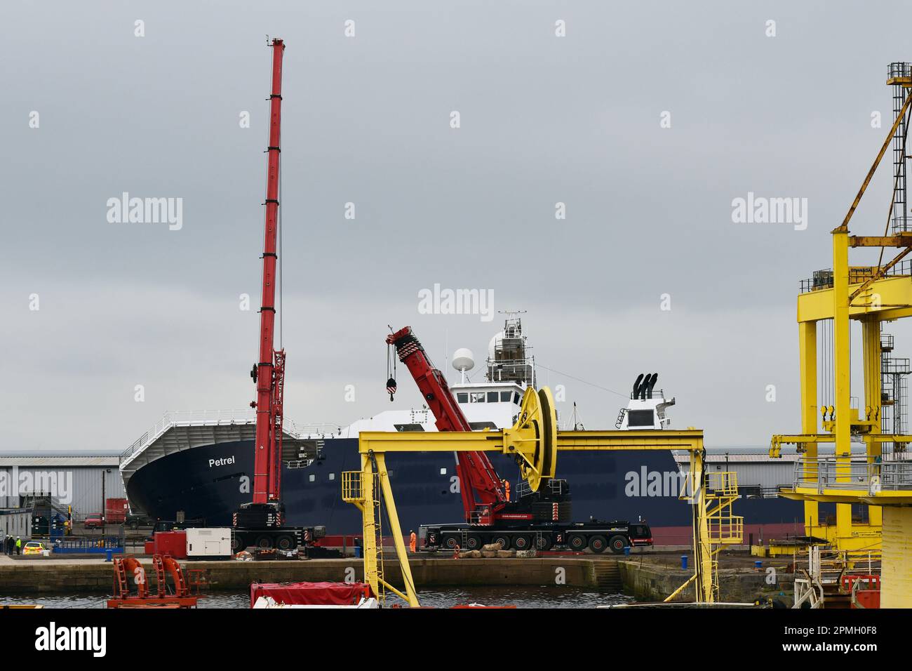 Edinburgh Scotland, UK 13 April 2023. Large red cranes positioned at ...