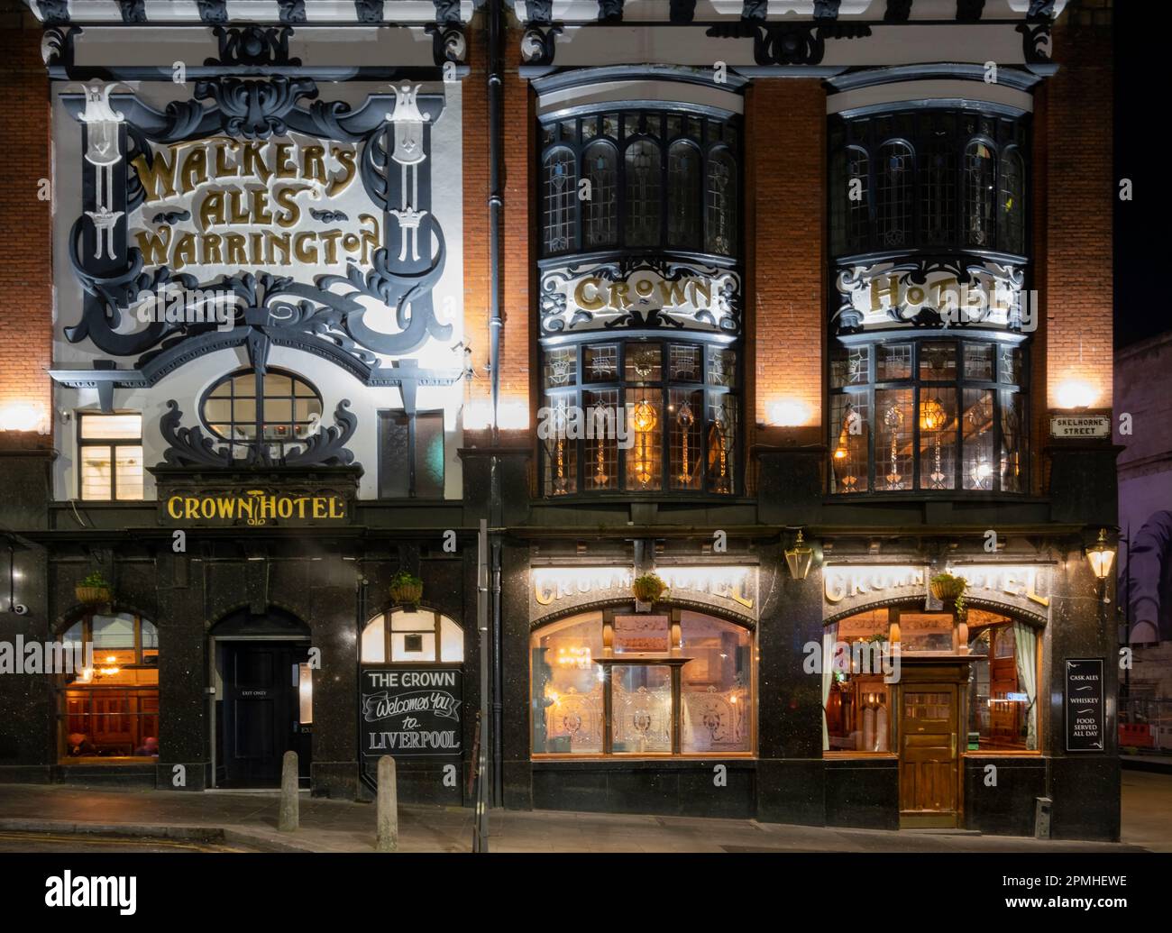 The Crown Hotel and Alehouse at night, Skelhorne Street, Liverpool