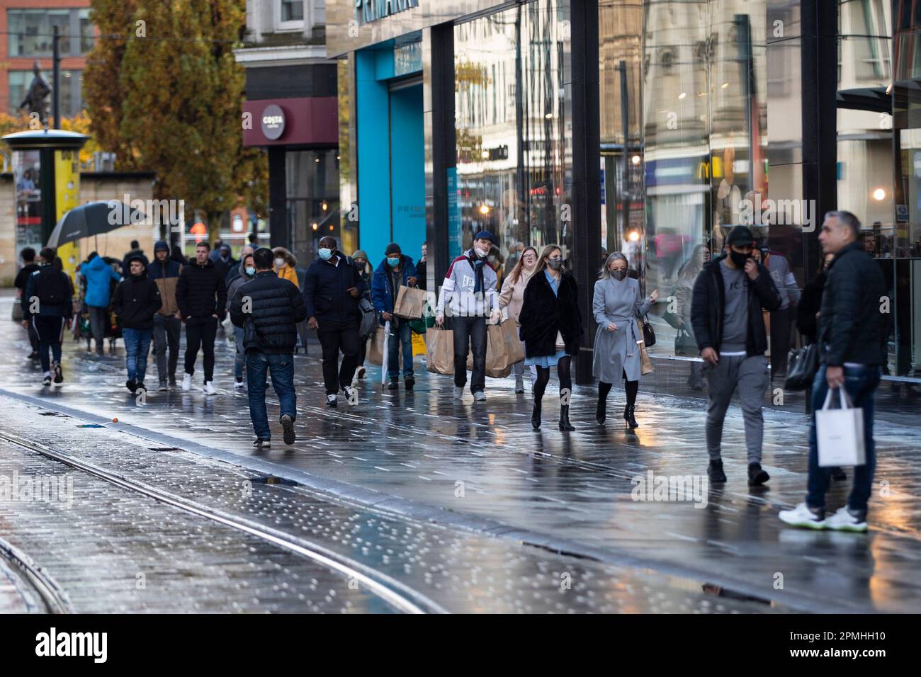 23/10/2020. Manchester, UK. The wet weather and new tier 3 restrictions