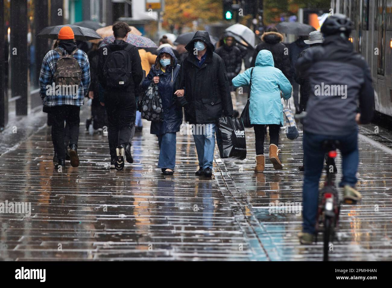 23/10/2020. Manchester, UK. The wet weather and new tier 3 restrictions