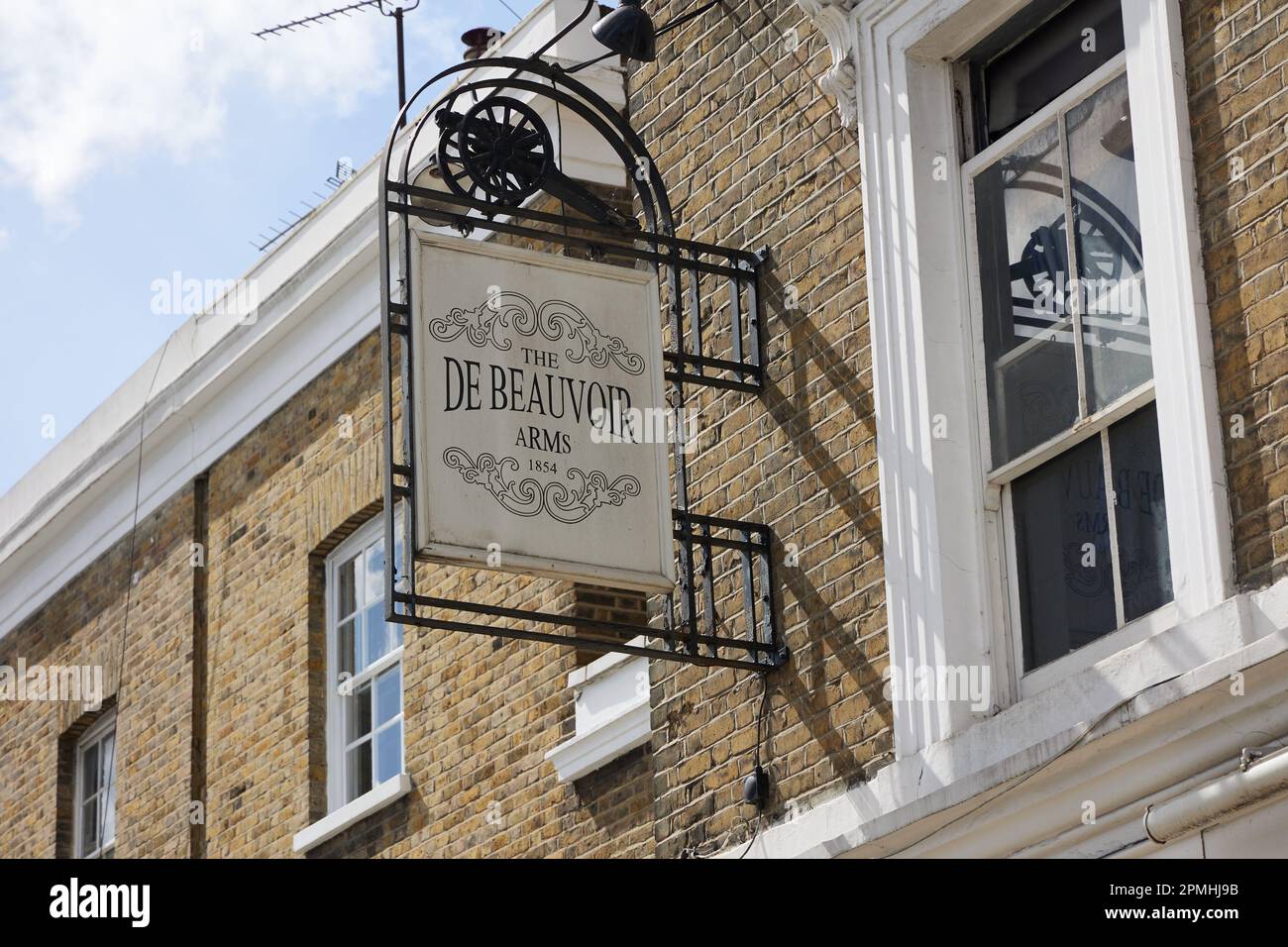 The De Beauvoir Arms public house, Islington, north London, England ...
