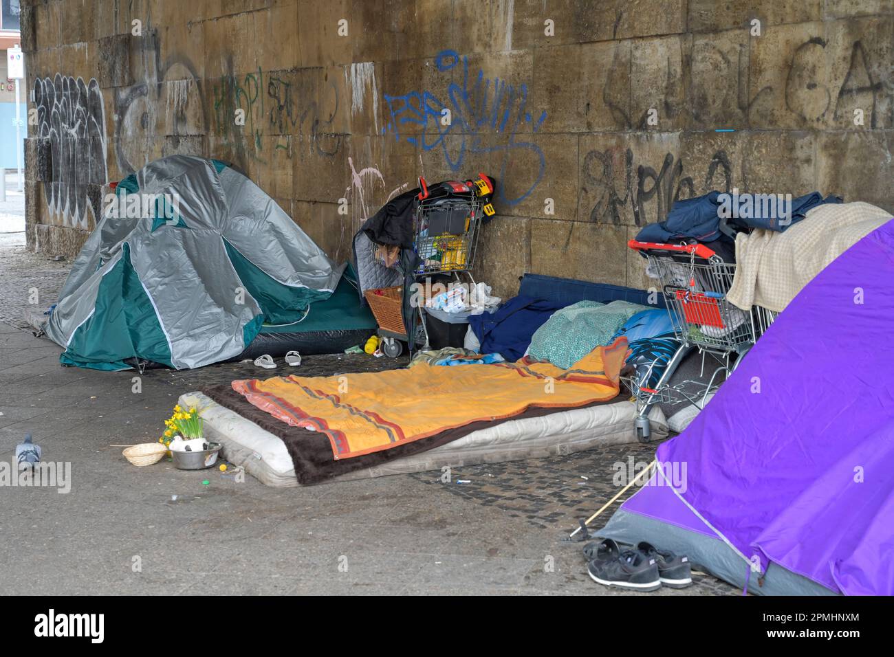 Zelt Obdachlosigkeit, Kantstraße , Charlottenburg, Berlin, Deutschland Stock Photo