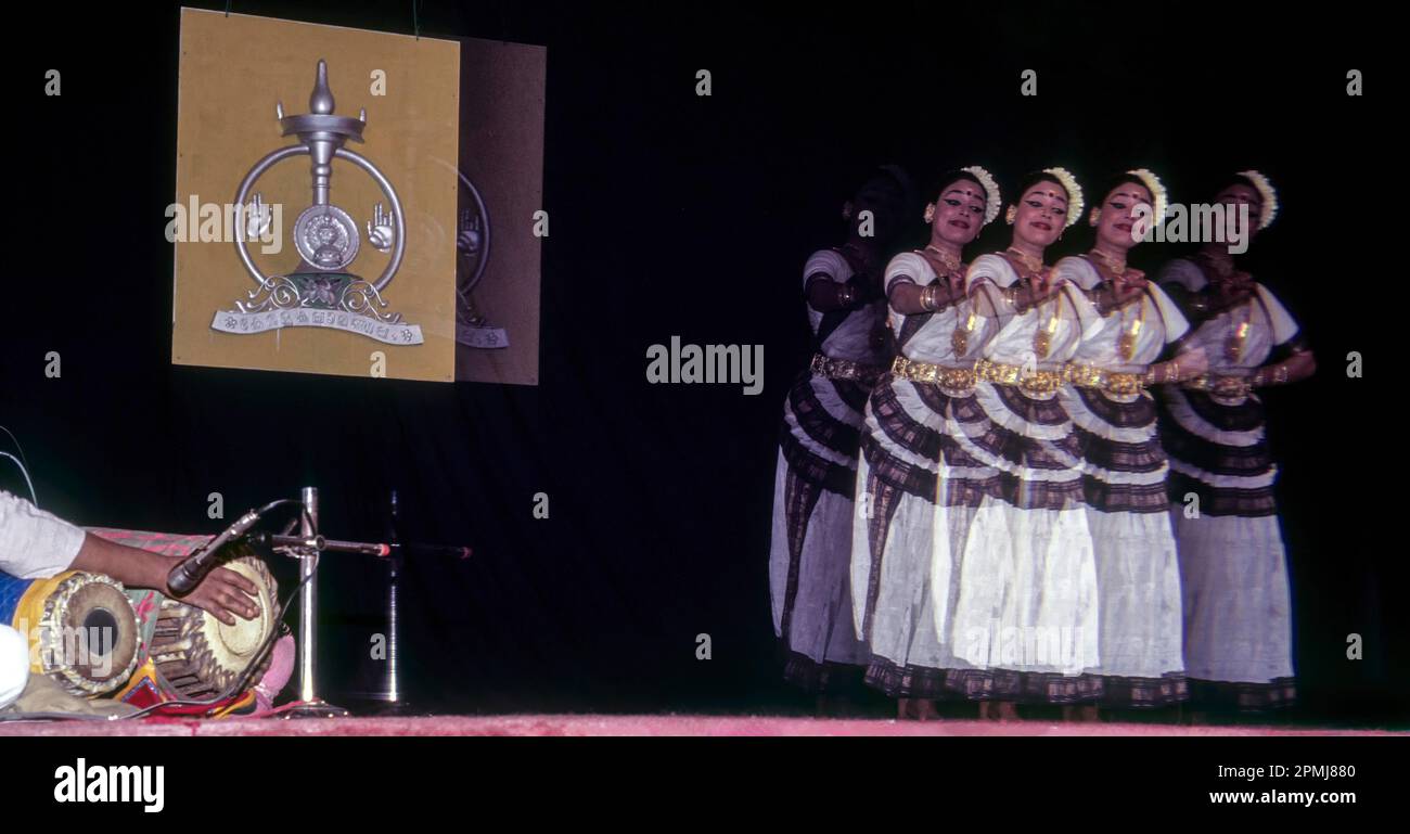 mohiniyattam-mohiniattam-a-classical-dance-form-from-kerala-believed