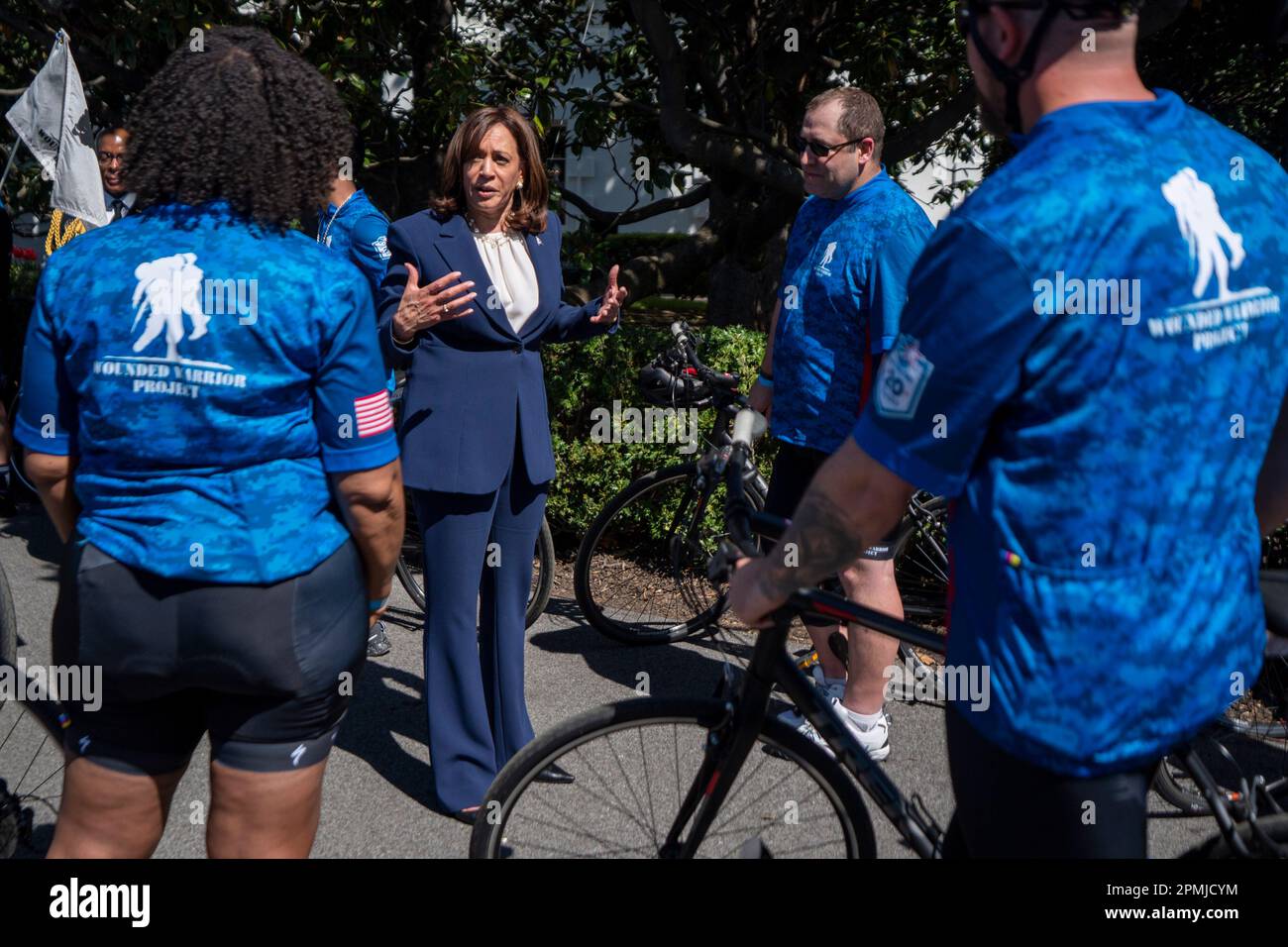 Washington, DC, USA. 13th Apr, 2023. United States Vice President Kamala Harris talks with Wounded Warriors during the annual Soldier Ride on the South Lawn of the White House in Washington, DC, USA, 13 April 2023. The annual Soldier Ride recognizes the service, sacrifice and recovery journey for wounded, ill, and injured service members and veterans. Credit: Shawn Thew/Pool via CNP/dpa/Alamy Live News Stock Photo