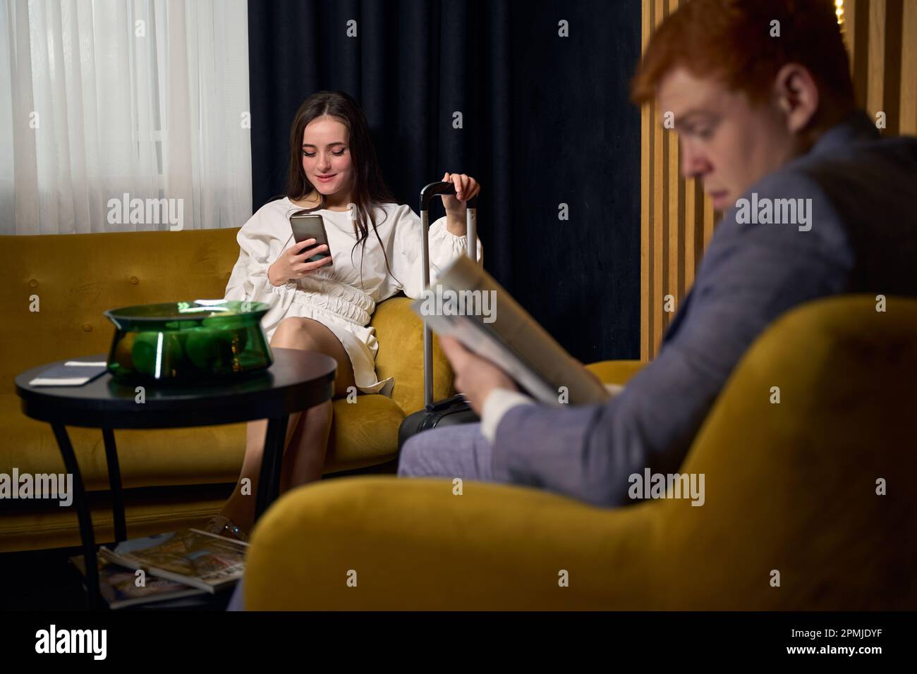 Waiting family hotel lobby hi-res stock photography and images - Alamy