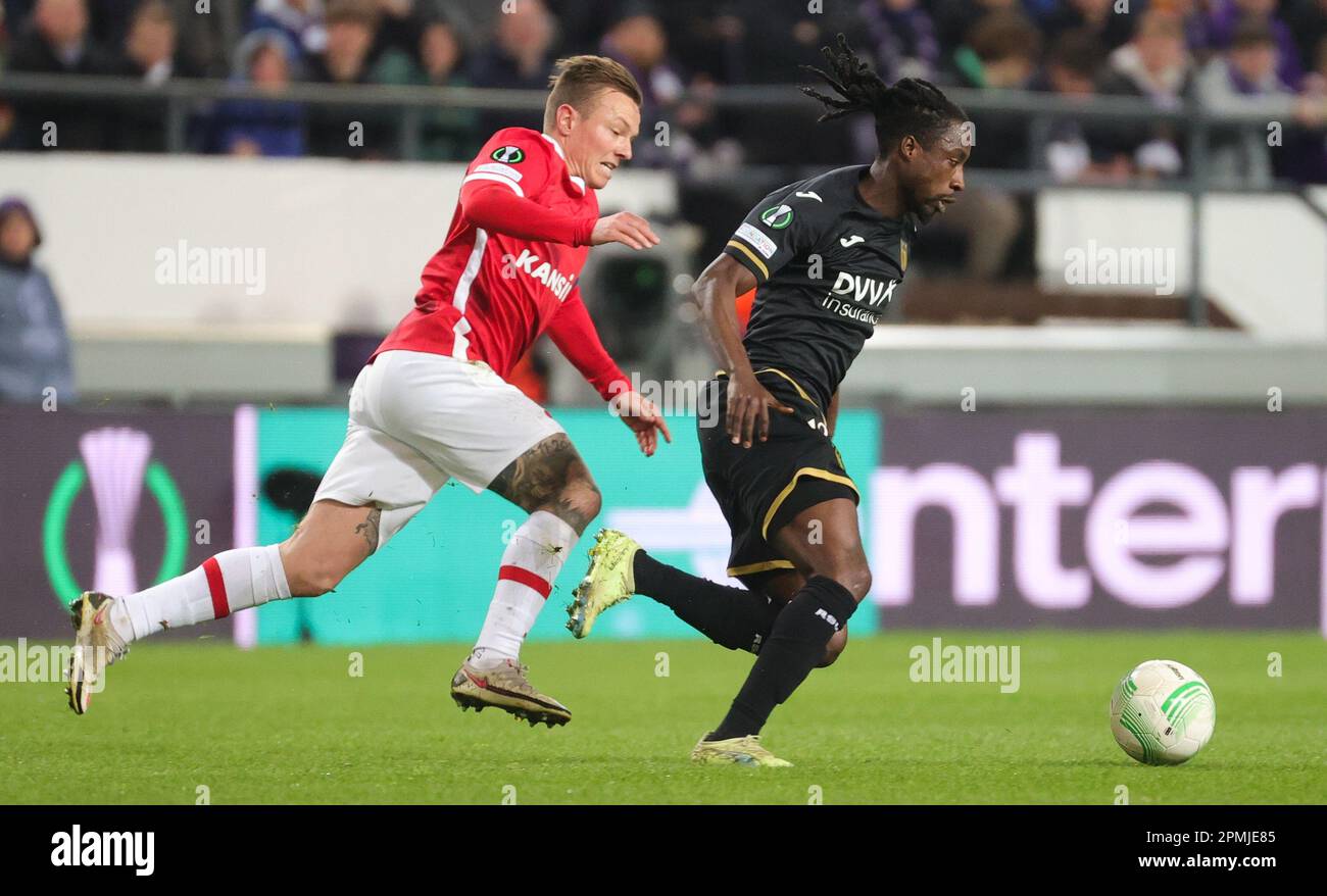 Brussels, Belgium. 13th Apr, 2023. AZ's Jordy Clasie and Anderlecht's Majeed Ashimeru fight for the ball during a soccer game between Belgian RSC Anderlecht and Dutch AZ Alkmaar, a first leg game of the quarterfinals of the UEFA Europa Conference League competition, Thursday 13 April 2023 in Brussels. BELGA PHOTO VIRGINIE LEFOUR Credit: Belga News Agency/Alamy Live News Stock Photo