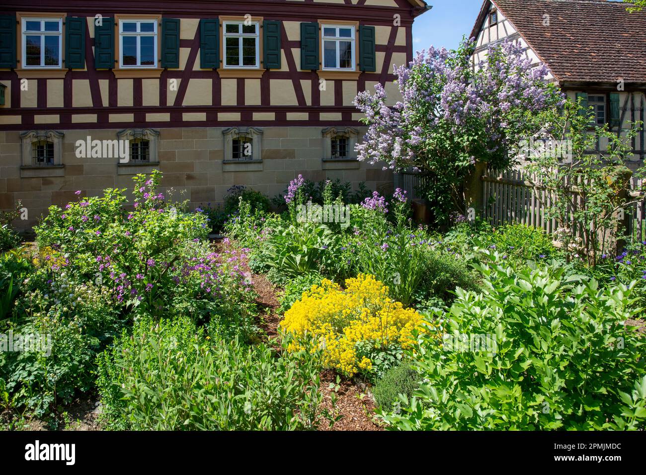Garden cottage backyard hi-res stock photography and images - Alamy
