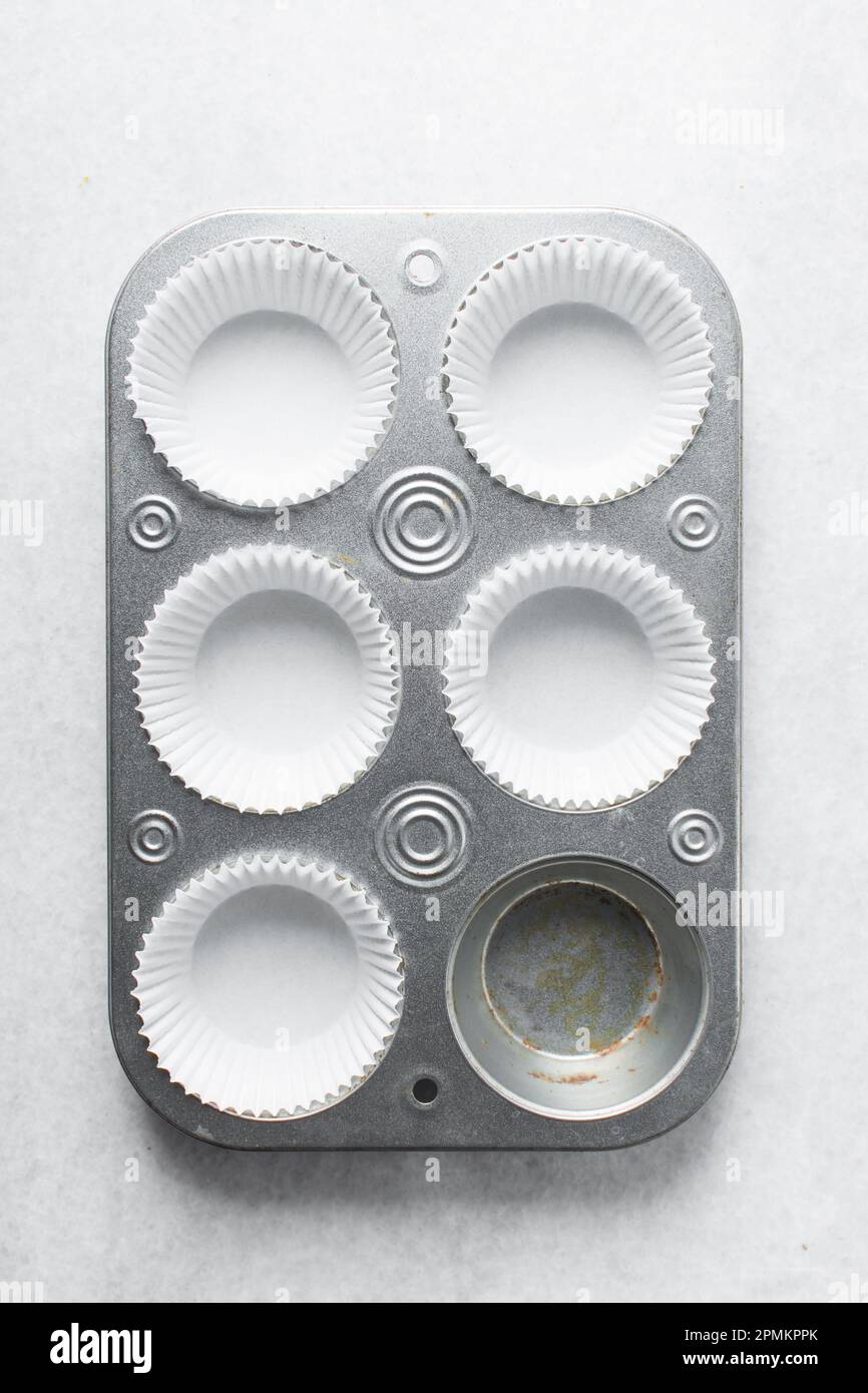 https://c8.alamy.com/comp/2PMKPPK/silver-cupcake-pan-for-making-cupcakes-and-muffins-with-white-liners-six-cavity-muffin-pan-2PMKPPK.jpg