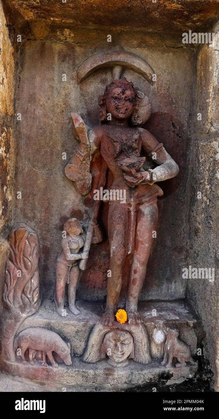 Katayani Images on exterior niches of the 2m high circular temple wall. Each holding a blade in hand and a severed head at the base. Yogini Temple, Hi Stock Photo
