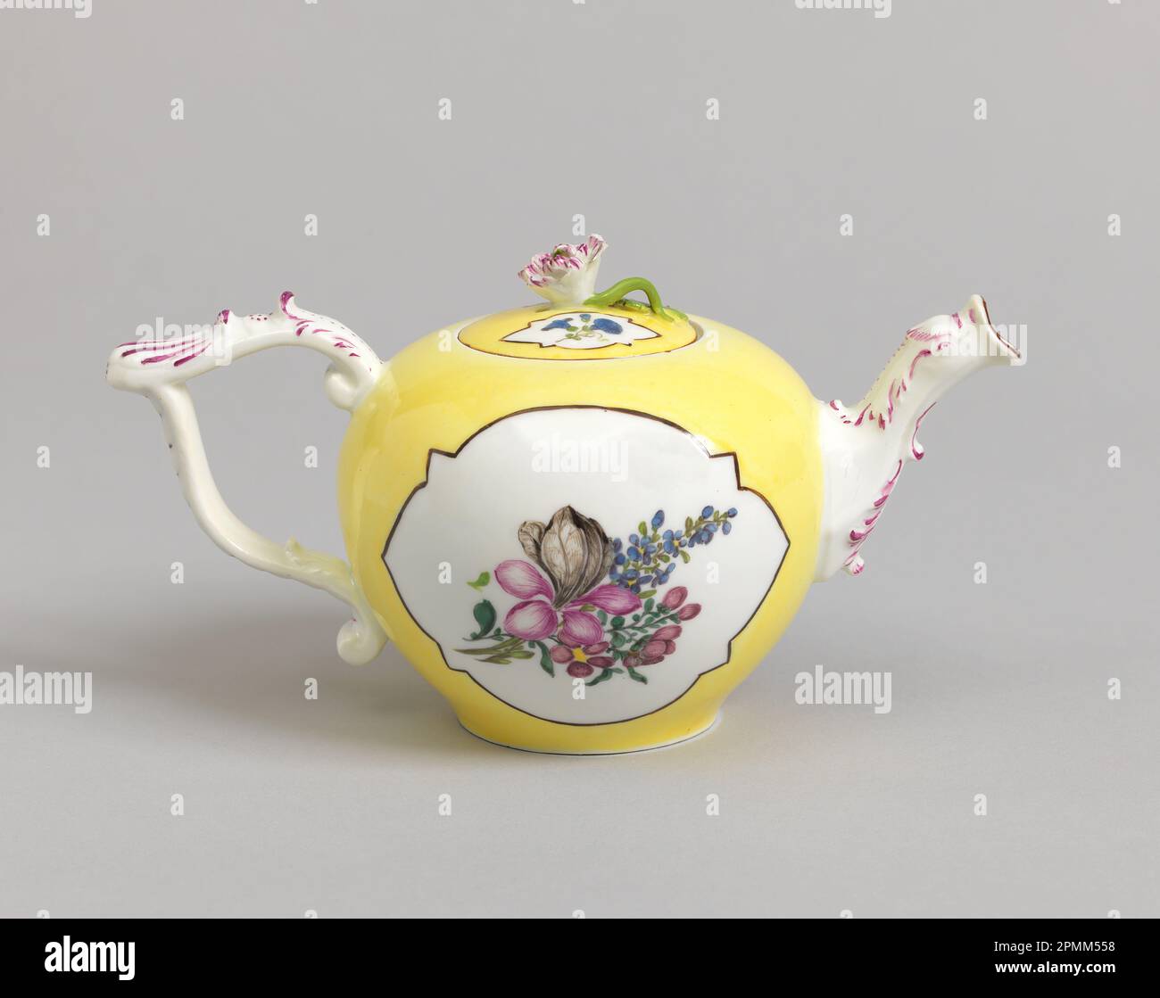 Teapot Teapot; Manufactured by Meissen Porcelain Factory (Germany), Meissen Porcelain Manufactory (Germany); Germany; hard paste porcelain, vitreous enamel Stock Photo