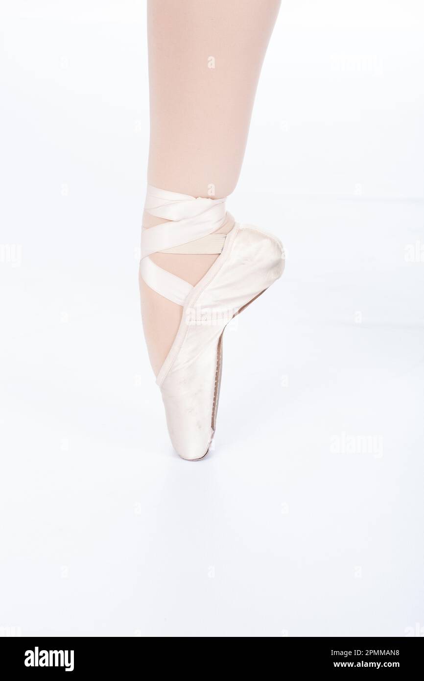 En Pointe CORRECT extension closeup side view teachers perspective